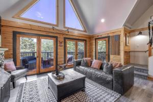 Le Vonde Chalet - Luxury log-style, Hot Tub, Game Room, Fire Pit, Walk to Slopes