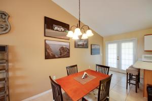 Screened Porch and Pool Access Cozy Sebring Condo