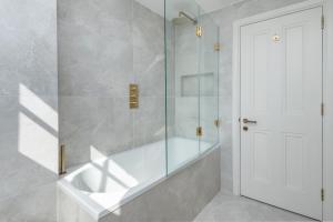 Modern 3BD Home with Garden West London