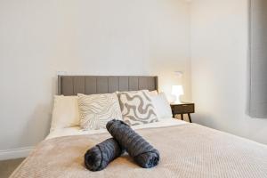 Cozy Two Bedroom House with Driveway Parking & Garden