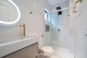 Aptos em prédio à 650 m da Meia Praia - RGOs