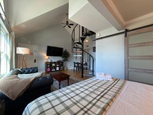 Cozy Loft - Walk to Broadway - Free Gated Parking