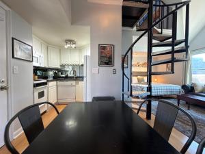 Walk to Broadway - Free Gated Parking - Cozy Condo