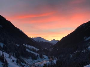 Luxurious 3 bed, 3 bath Apmt w Pool