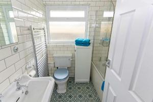 Sandbanks Braunton, Stylish Cottage near to Saunton Beach Sleeps 4