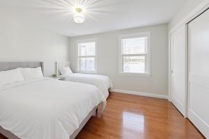 Adams apartment Modern 3BR 2BA Free Parking by Swampscott Beach By Amana Green realty