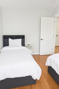 Adams apartment Modern 3BR 2BA Free Parking by Swampscott Beach By Amana Green realty