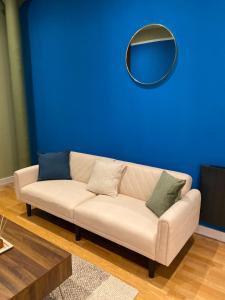 The Blue Loft - Modern City Apartment