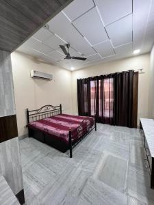 Peaceful & Spacious 5BHK Villa with Balcony & Parking