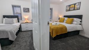 Modern Four Bedroom House near Attractions, Stadium, Town Centre, Parks and Lake - Sky n Netflix - Convenient Transport