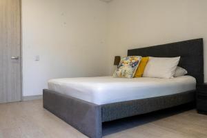 Modern apt near the beach with Jacuzzi, Cartagena
