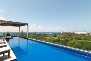 Happy Vibes Getaway with Stellar Oceanview Roof Pool!