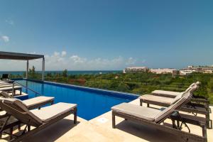 Happy Vibes Getaway with Stellar Oceanview Roof Pool!