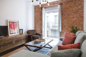 Bright Cozy 2BD 2BTH with Balcony - Chueca
