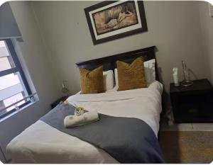 Lovely Rosebank 1-bedroom condo with pool & cinema