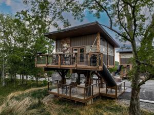 "Among the Wildflowers" Scenic Treehouse Getaway in Sevierville w 20ft Slide & 2 Private Decks