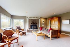 Stunning Views! Tranquil Home on Lummi Island