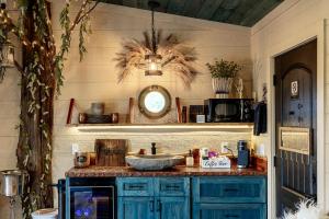 "Tree-T-Ment Center" Spa-Themed Luxury Treehouse with Indoor & Outdoor Soaking Tubs