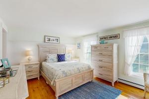 3BR House in Central Location with AC, Deck and Yard