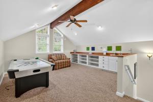 Mountain retreat w deck, game room & dog-friendly