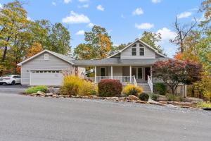 Mountain retreat w deck, game room & dog-friendly