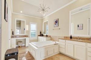 Tesla-Charger TX Medical Ctr Sleeps 7 5 beds