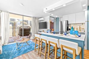 Luxury Waikīkī Condo - 1BR King Suite, Full Kitchen, Rooftop Pool, 700ft to Beach l Sea La Vie