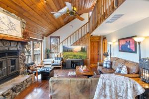 Cozy Digs Lake Lodge w 2 Decks, Game Room, Private Dock & Boat Slip