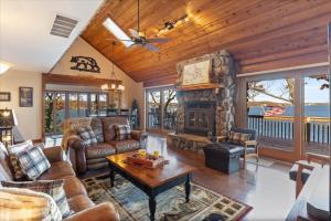Cozy Digs Lake Lodge w 2 Decks, Game Room, Private Dock & Boat Slip