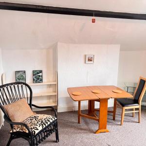 BUDGET APARTMENT - quiet, compact, FREE PARKING & WiFi easy access to Cardiff - LONG TERM OFFER!