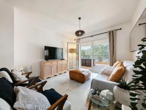 Stylish Beachfront apt with sea view