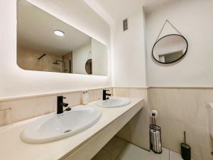 Stylish Beachfront apt with sea view