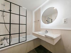 Stylish Beachfront apt with sea view