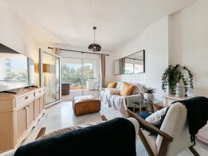 Stylish Beachfront apt with sea view