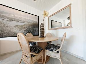 Stylish Beachfront apt with sea view