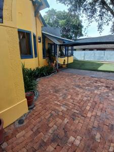 Neo & Ruks Guest Houses Boston Belleville 8