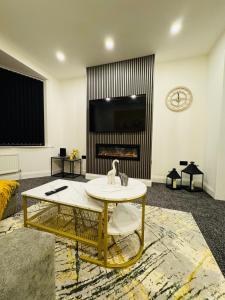 3 bedroom house sleeps 6 Discounts on long stays FreeParking Business free WiFi