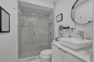 Fun Location! 1 block to Las Olas Pool & Parking