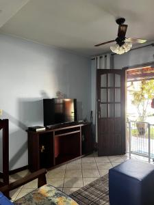 Casa Duplex com 02 suítes completa em Condomínio com Piscina , Sauna, Churrasqueiras,Deck podendo parar embarcações, próximo as Praias ds Conchas, Peró e também a linda Ilha do Japônes, ambiente familiar e muito aconchegante!!!!!!