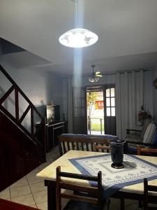 Casa Duplex com 02 suítes completa em Condomínio com Piscina , Sauna, Churrasqueiras,Deck podendo parar embarcações, próximo as Praias ds Conchas, Peró e também a linda Ilha do Japônes, ambiente familiar e muito aconchegante!!!!!!