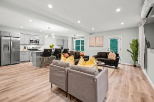 Luxury 5BR Home in Central Bloomfield Spot