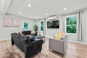 Luxury 5BR Home in Central Bloomfield Spot