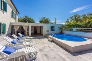 Holiday home in Drivenik 41881