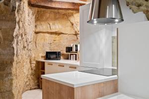 Cozy Apt with Smart TV, Elevator & Equipped Kitchen