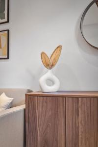 Cozy Apt with Smart TV, Elevator & Equipped Kitchen