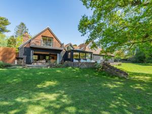 8 Bed in Crowborough 92858