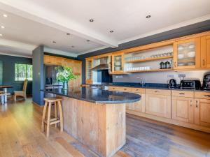 8 Bed in Crowborough 92858