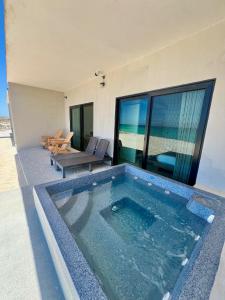 Beachfront Luxury Condo Private Jacuzzi Ocean Views
