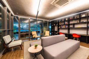 OF0 - Novo Bhaus VN Oscar Freire - Ao lado do Metrô - Vista Jardins Incrível - 17o andar - Silencioso - Estacionamento Pago no Prédio -