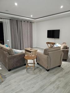 3 bedroom apartment - walk to the beach